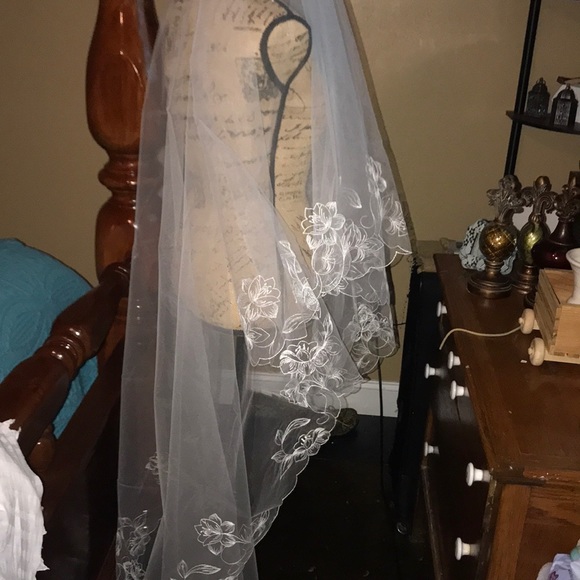 New Beautiful veil no comb lace edged - Picture 6 of 8